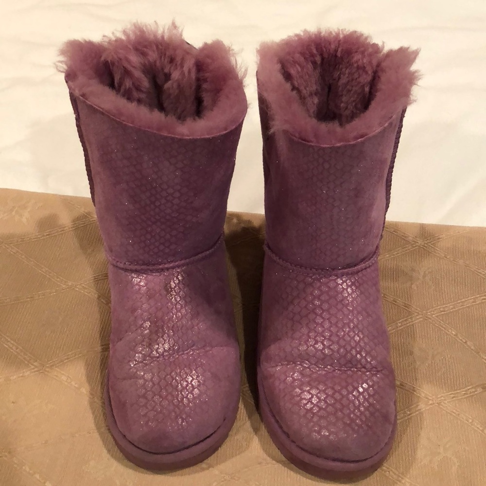 Uggs used girls sz 4 shows wear small spots